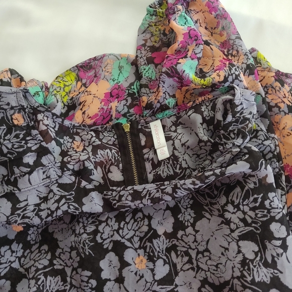 Two beautiful woman's sheer floral print blouses - Picture 3 of 7